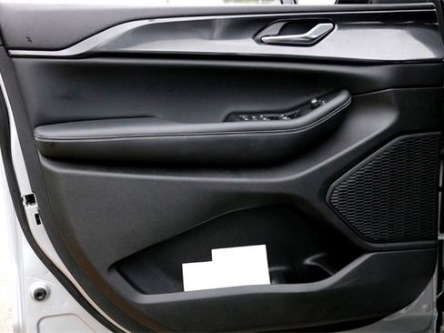 Used 2023 Jeep Grand Cherokee Altitude image 21