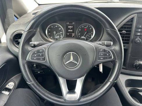 Used 2023 Mercedes-Benz Metris image 3