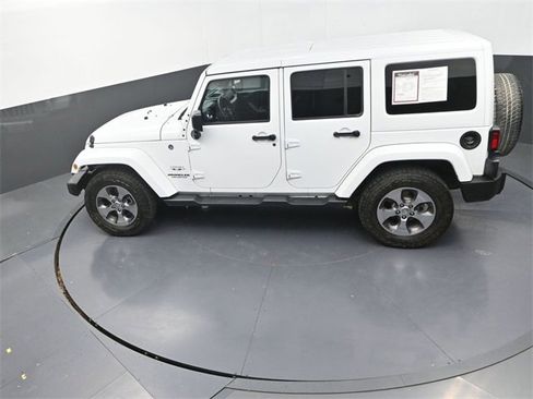 Used 2017 Jeep Wrangler Unlimited Sahara w/ Connectivity Group image 12