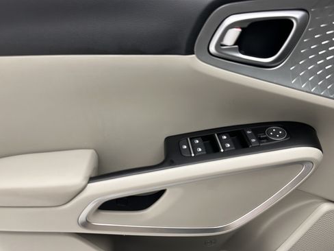 Used 2025 Kia Soul LX w/ LX Technology Package FWD image 14