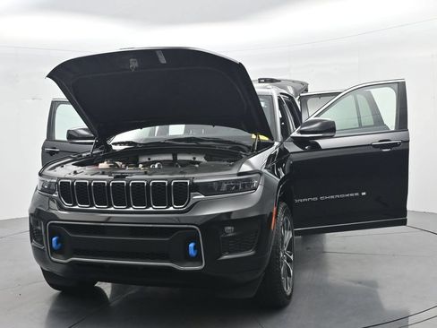 Used 2023 Jeep Grand Cherokee Overland w/ Luxury Tech Group IV AWD/4WD image 42