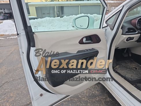 Used 2020 Chrysler Pacifica Limited image 17