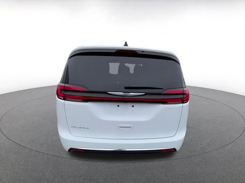 Used 2025 Chrysler Pacifica Select image 12