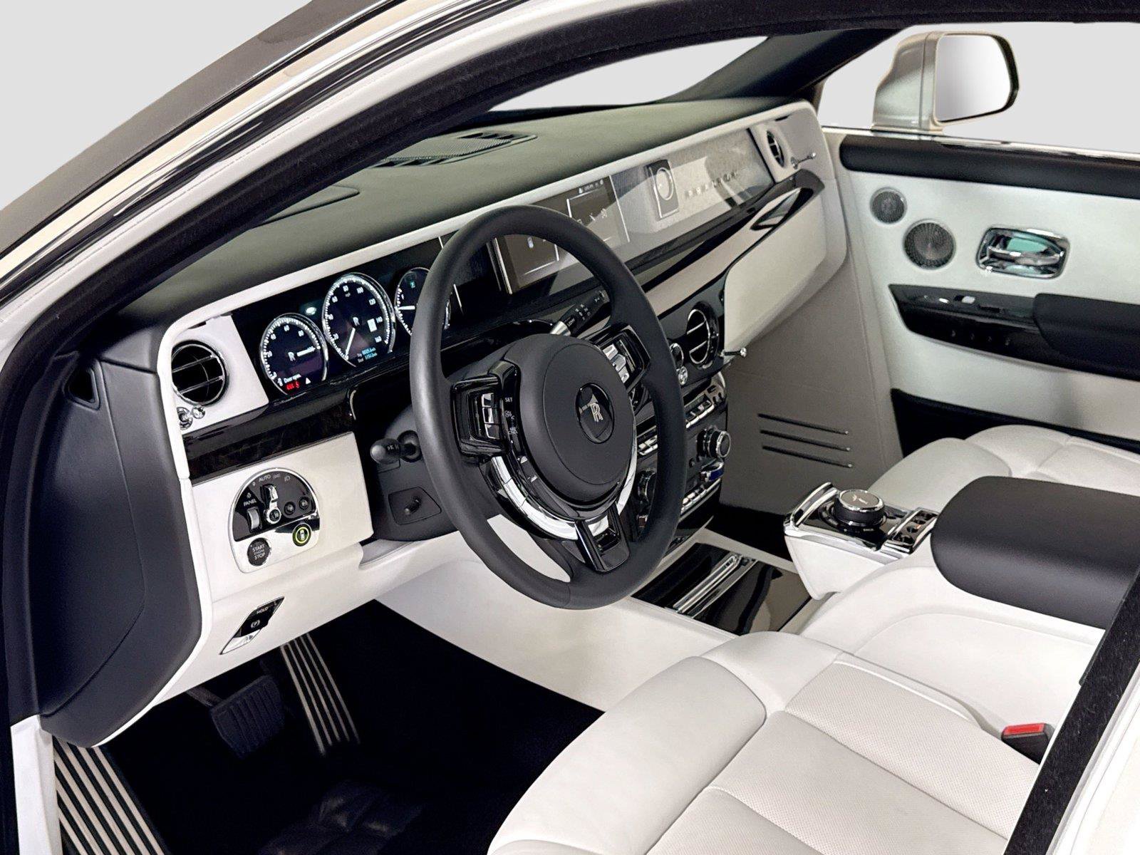 Used 2023 Rolls-Royce Phantom Sedan RWD image 14