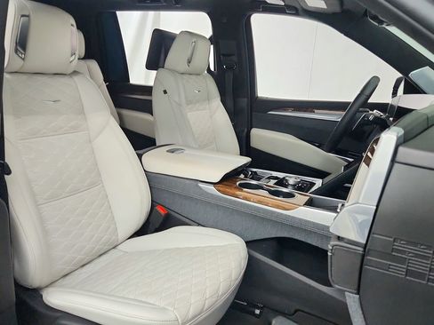 Certified 2026 Cadillac Escalade ESV Platinum Luxury w/ LPO, Floor Liner Package AWD/4WD image 30