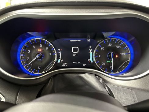 Used 2023 Chrysler Pacifica Touring-L image 12