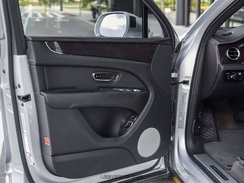 Used 2021 Bentley Bentayga AWD/4WD image 37
