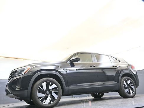 Certified 2025 Volkswagen Atlas Cross Sport SE image 30