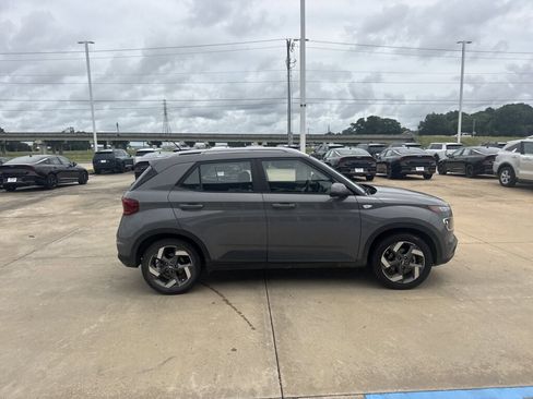Used 2023 Hyundai Venue SEL FWD image 15