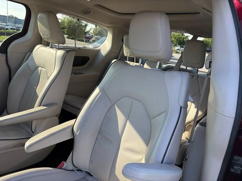 Used 2018 Chrysler Pacifica Limited w/ Advanced Safetytec Group FWD image 45