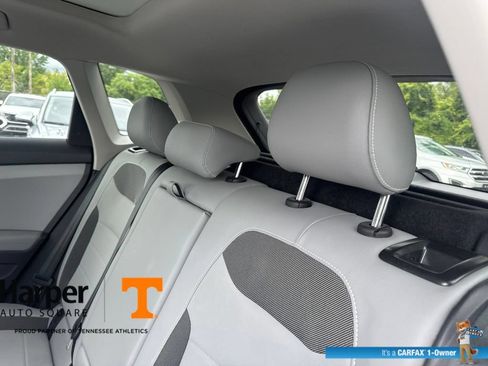 Used 2023 Volkswagen Taos SE w/ Panoramic Sunroof Package FWD image 9