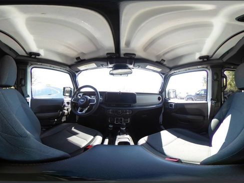 Used 2025 Jeep Wrangler Unlimited Sahara AWD/4WD image 41