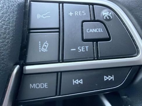 Used 2022 Toyota Highlander XLE FWD image 25