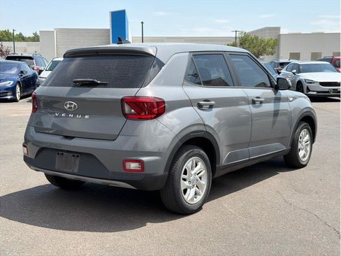 Used 2022 Hyundai Venue SE FWD image 2