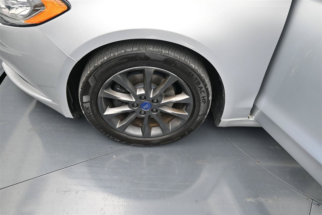 Used 2017 Ford Fusion SE w/ Fusion SE Technology Package FWD image 15