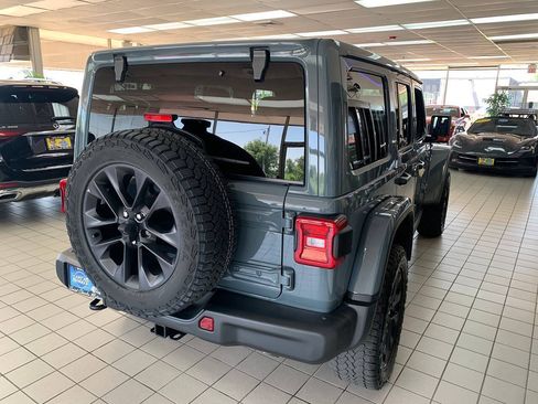 Used 2025 Jeep Wrangler Unlimited Sahara AWD/4WD image 5