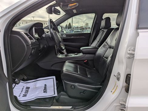 Used 2018 Jeep Grand Cherokee Overland image 12