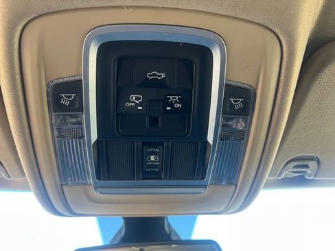 Used 2019 RAM 1500 Laramie AWD/4WD image 35
