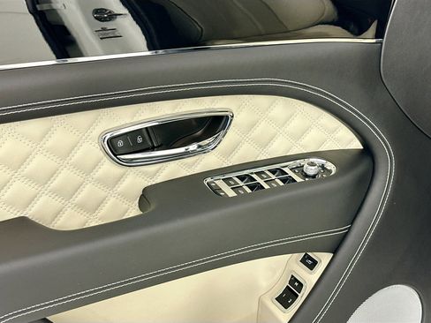 Certified 2021 Bentley Bentayga image 18