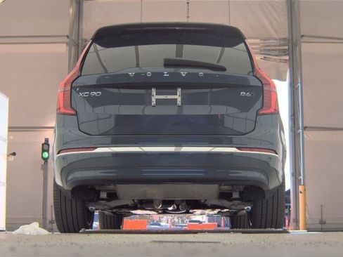 Certified 2025 Volvo XC90 B6 Plus image 6