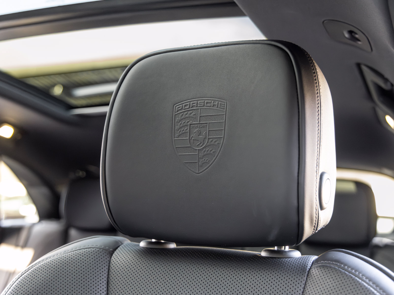 Certified 2025 Porsche Macan Turbo AWD/4WD image 33