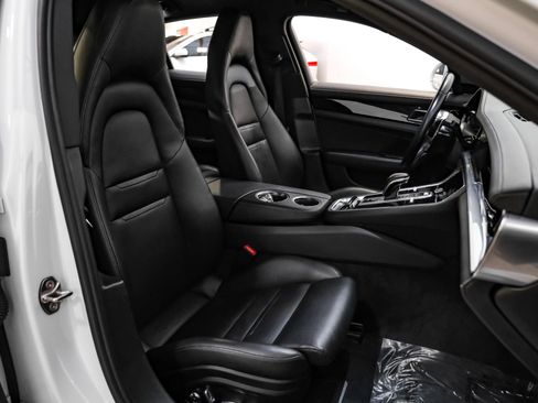 Used 2019 Porsche Panamera image 31