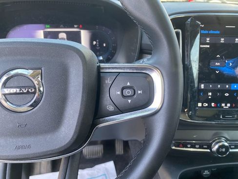 Used 2023 Volvo XC40 B5 Plus image 17