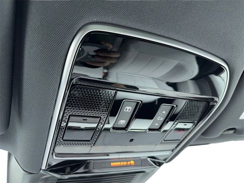 Used 2025 Land Rover Range Rover Sport image 31