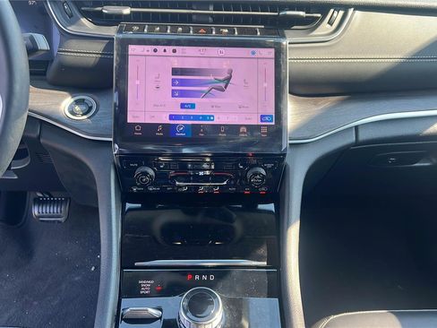 Certified 2022 Jeep Grand Cherokee Limited AWD/4WD image 9