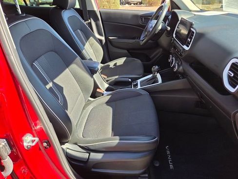 Used 2022 Hyundai Venue Limited w/ Cargo Package image 12