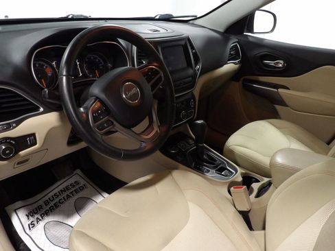 Used 2019 Jeep Cherokee Latitude w/ Cold Weather Group image 9