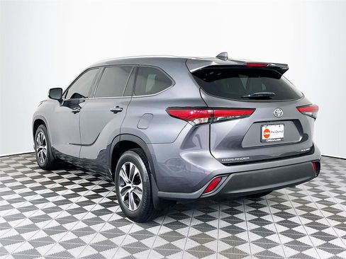 Used 2021 Toyota Highlander XLE image 6