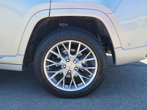 Used 2022 Jeep Grand Cherokee Summit AWD/4WD image 10