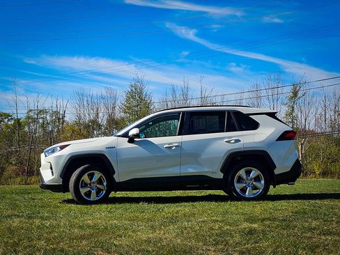 Used 2021 Toyota RAV4 XLE Premium image 7