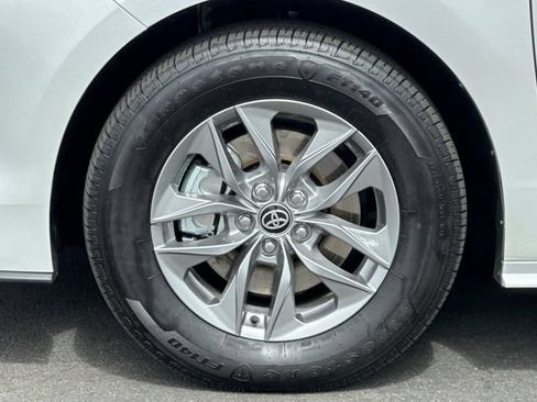 Used 2026 Toyota Sienna XLE FWD image 32