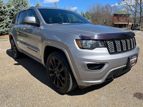 Used 2018 Jeep Grand Cherokee Altitude image 32