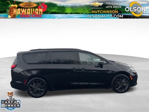 Used 2025 Chrysler Pacifica Limited image 6