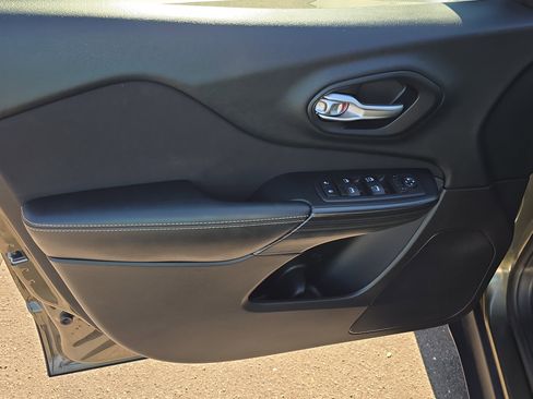 Used 2016 Jeep Cherokee Latitude w/ Cold Weather Group image 19