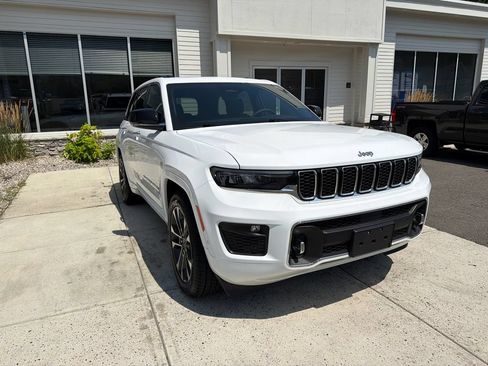 Used 2023 Jeep Grand Cherokee Overland AWD/4WD image 4