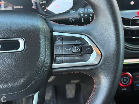 Used 2025 Jeep Compass Trailhawk AWD/4WD image 16