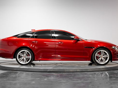 Used 2016 Jaguar XJ R image 14