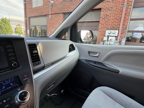 Used 2018 Toyota Sienna LE FWD image 38