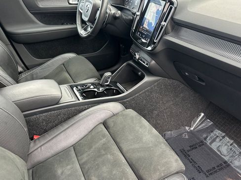 Used 2019 Volvo XC40 T4 R-Design image 18