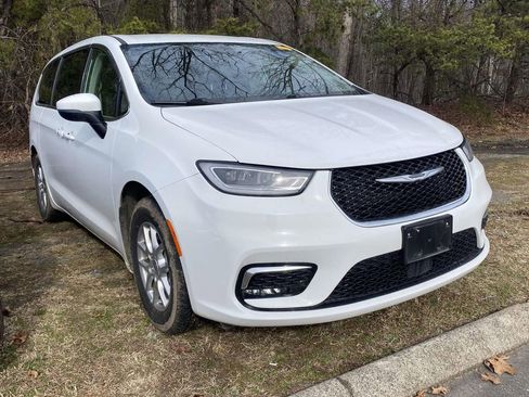 Used 2023 Chrysler Pacifica Touring-L image 3