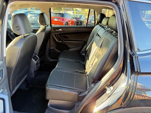 Used 2020 Volkswagen Tiguan SE w/ Panoramic Sunroof Package image 29