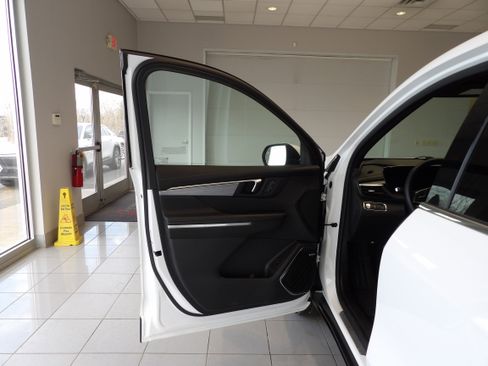 Used 2025 Buick Enclave Preferred image 9