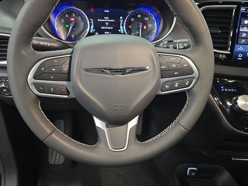 Used 2025 Chrysler Pacifica Select FWD image 27