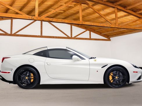 Used 2017 Ferrari California T RWD image 7