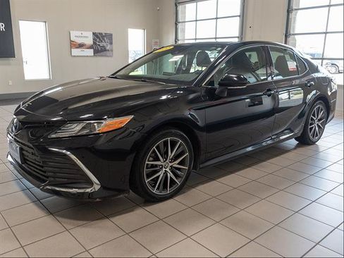 Used 2022 Toyota Camry XLE w/ Navigation Upgrade Package FWD image 5