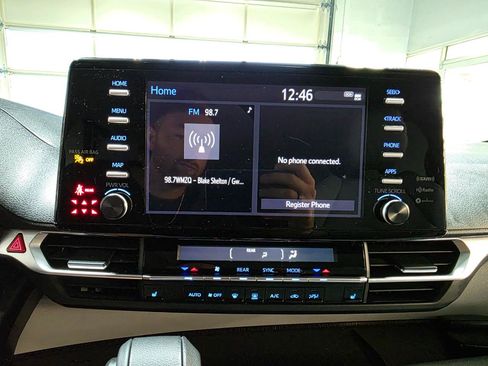 Used 2024 Toyota Sienna XLE FWD image 32